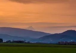 Il Monviso domina la campagna buschese